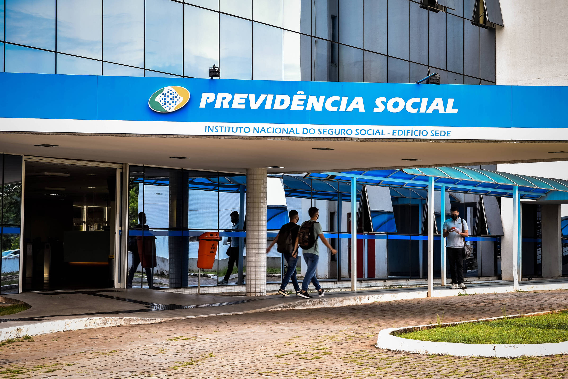 Professora com dois vínculos recebe R$ 41,7 mil por contribuições acima do teto do INSS